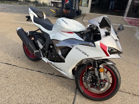 Used 2024 Kawasaki Ninja ZX-6R Pearl Robotic White / Metallic