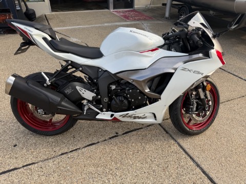 Used 2024 Kawasaki Ninja ZX-6R Pearl Robotic White / Metallic