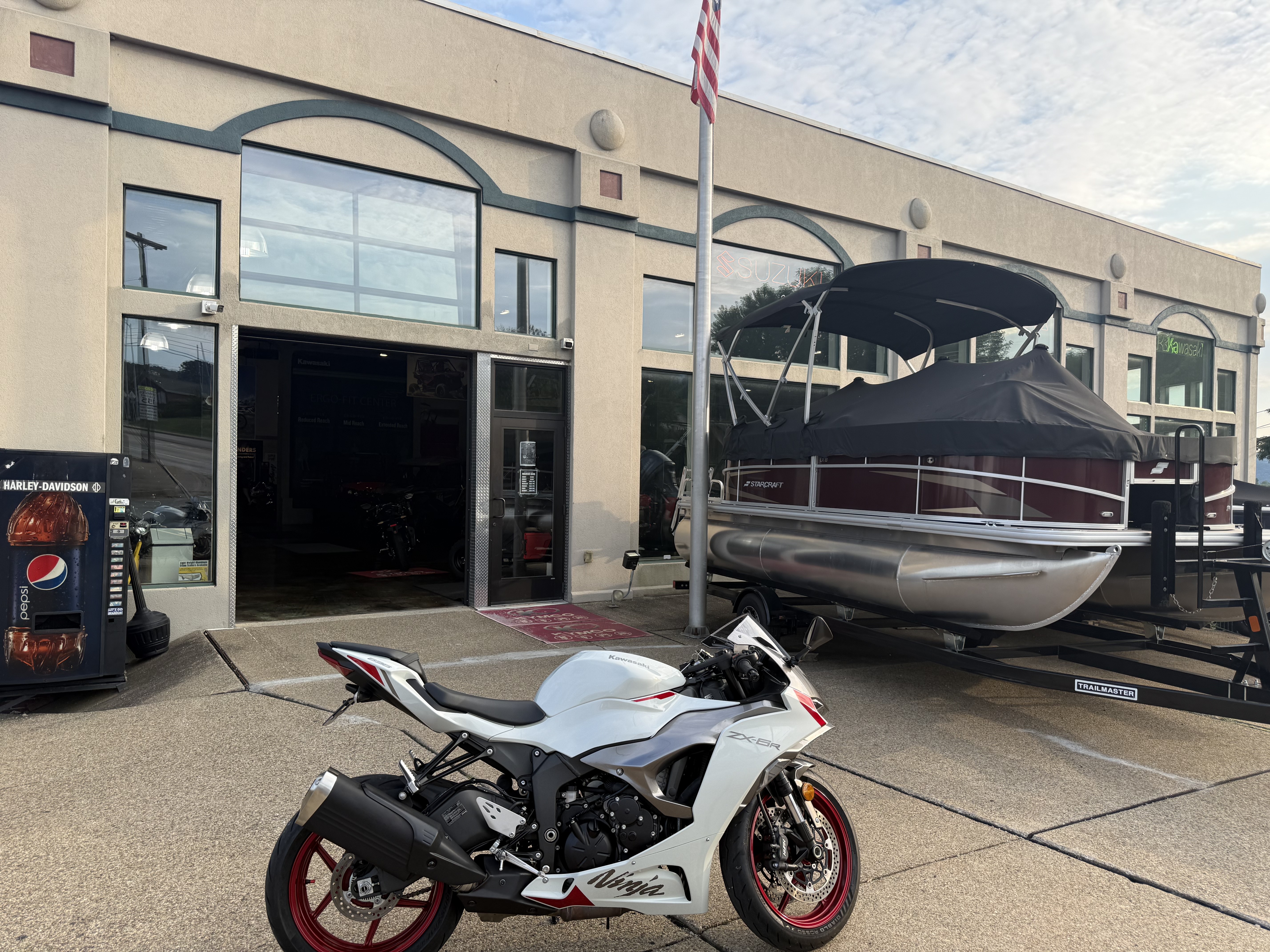 Used 2024 Kawasaki Ninja ZX-6R Pearl Robotic White / Metallic