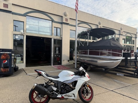 Used 2024 Kawasaki Ninja ZX-6R Pearl Robotic White / Metallic