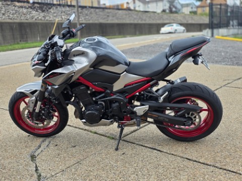 Used 2023 Kawasaki Z900 ABS Metallic Phantom Silver / Metallic