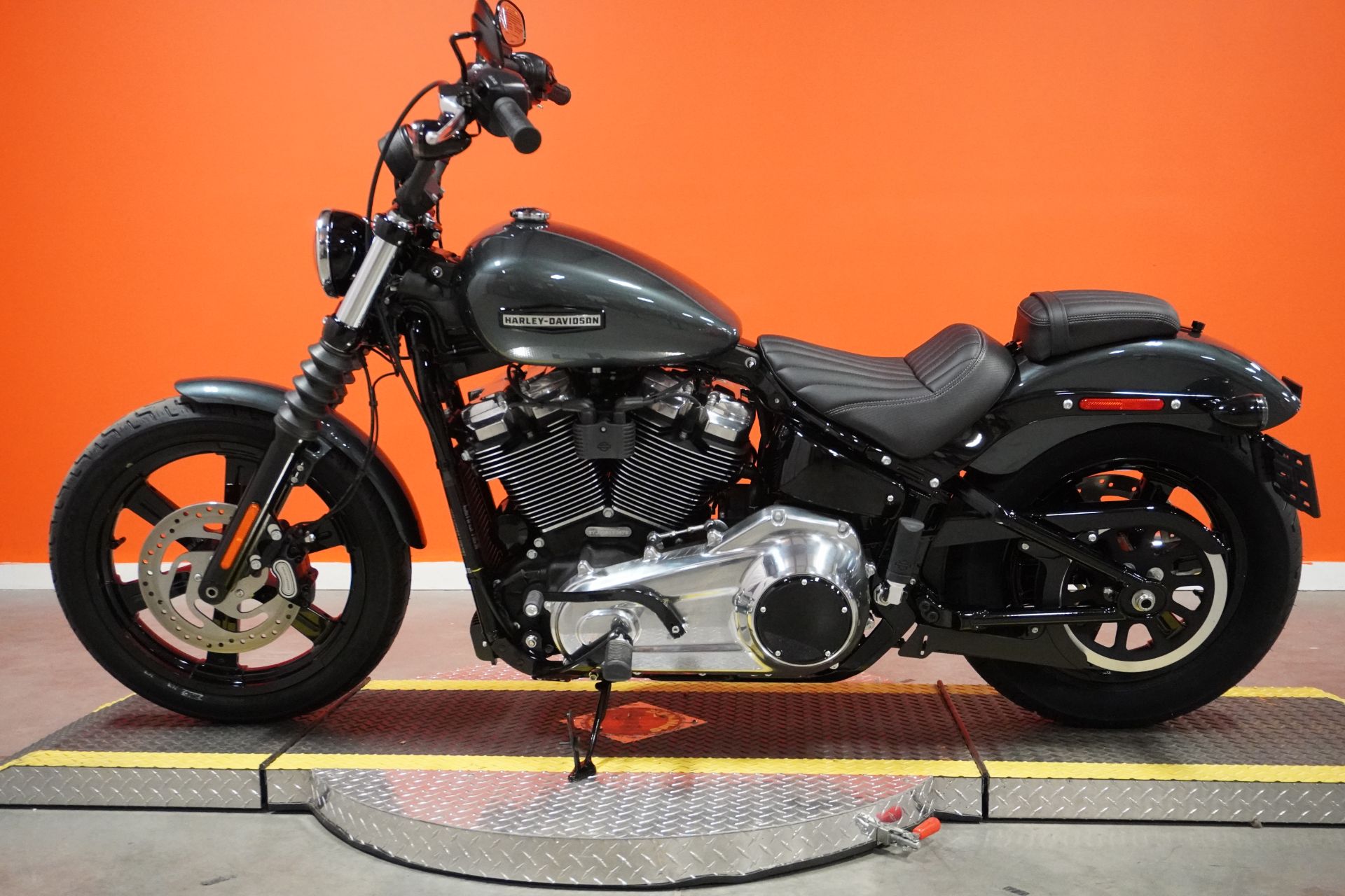 2025 Harley-Davidson Street Bob® in Jackson, Tennessee - Photo 4