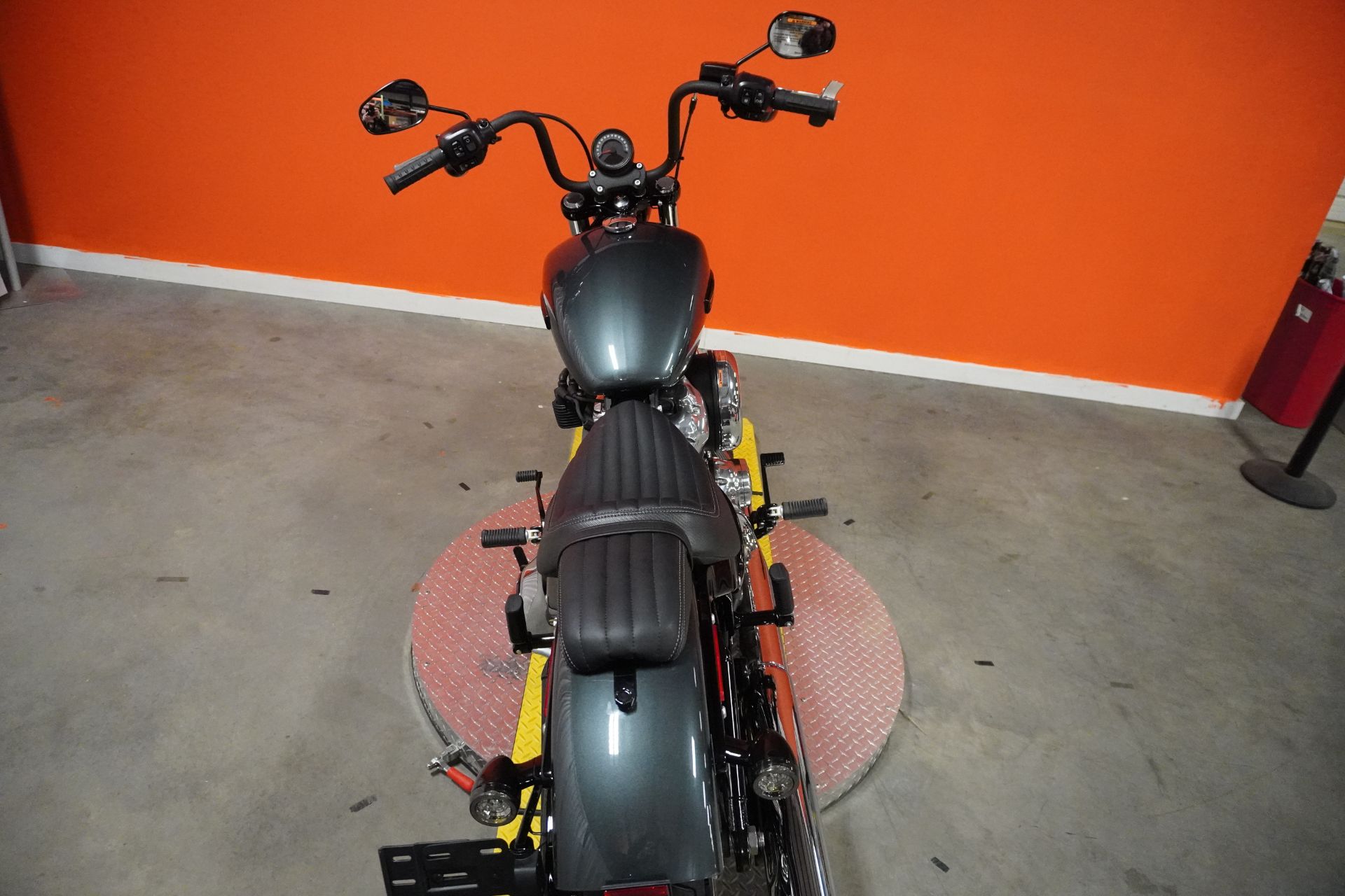 2025 Harley-Davidson Street Bob® in Jackson, Tennessee - Photo 9