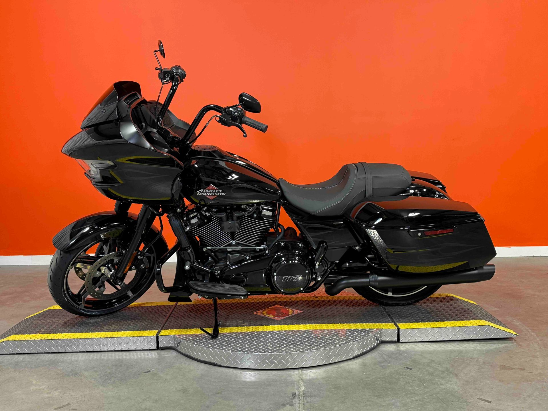 ジェームスです。HARLEY-DAVIDSON ハーレー ネオン Certified Pre-Owned 2021 Harley-Davidson Street Glide