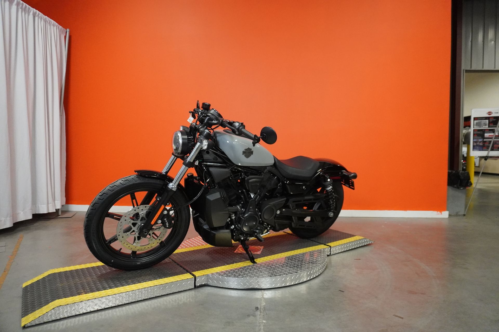 ハーレーダビッドソン　電話機 New 2025 Harley-Davidson Nightster® Motorcycle - Specs