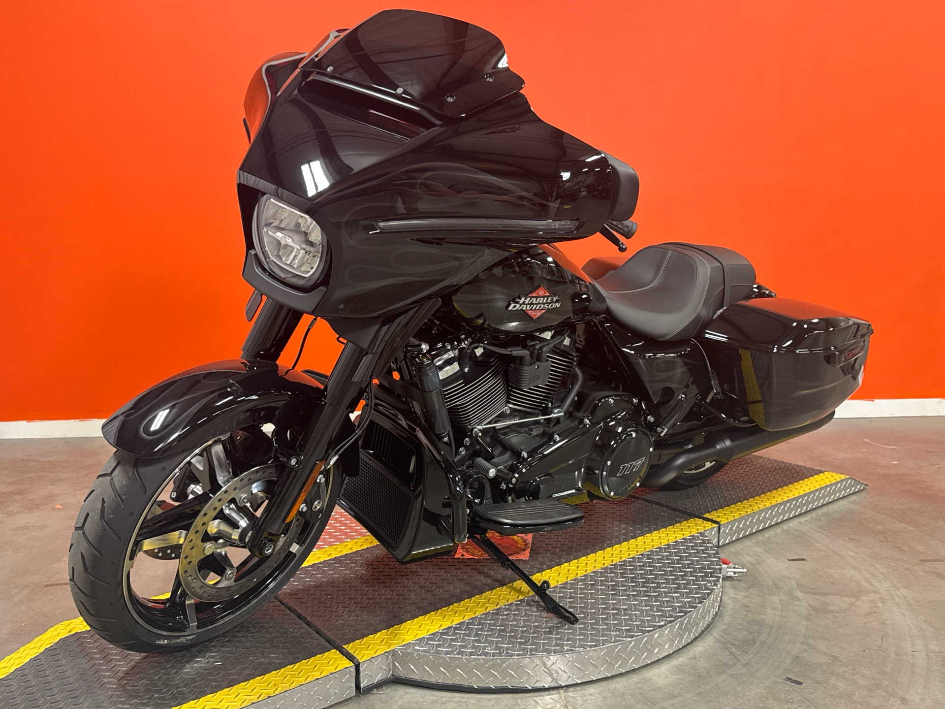ジェームスです。HARLEY-DAVIDSON ハーレー ネオン Certified Pre-Owned 2021 Harley-Davidson CVO™ Road Glide