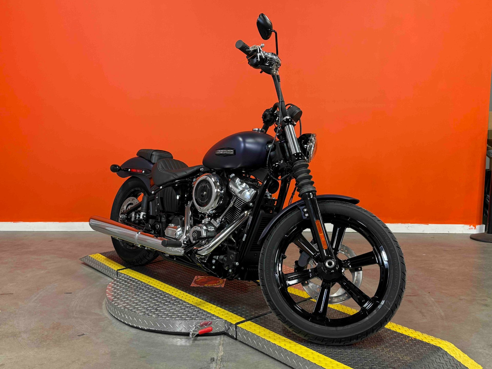 2025 Harley-Davidson Street Bob® in Jackson, Tennessee - Photo 2