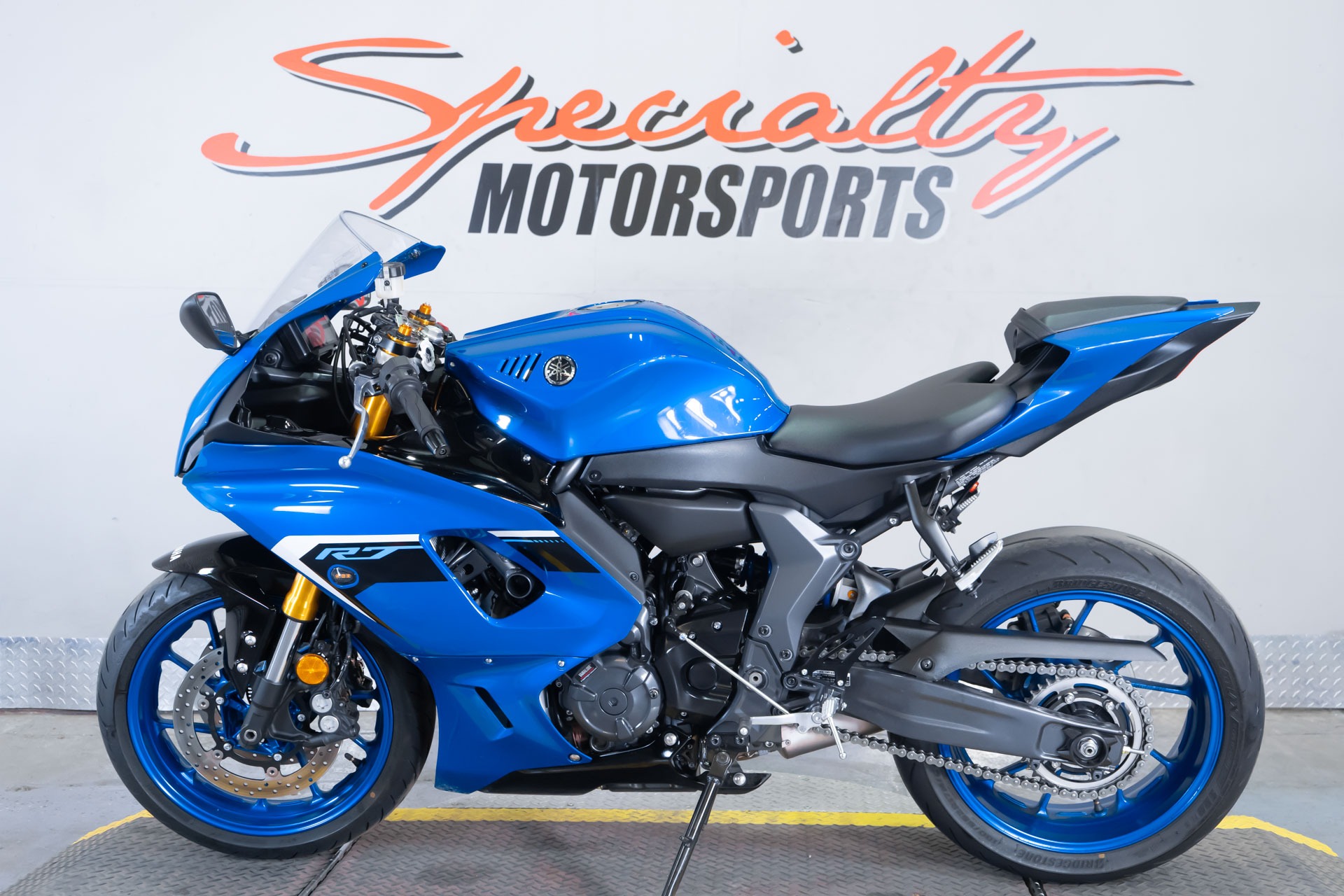 2025 Yamaha YZF-R7 4