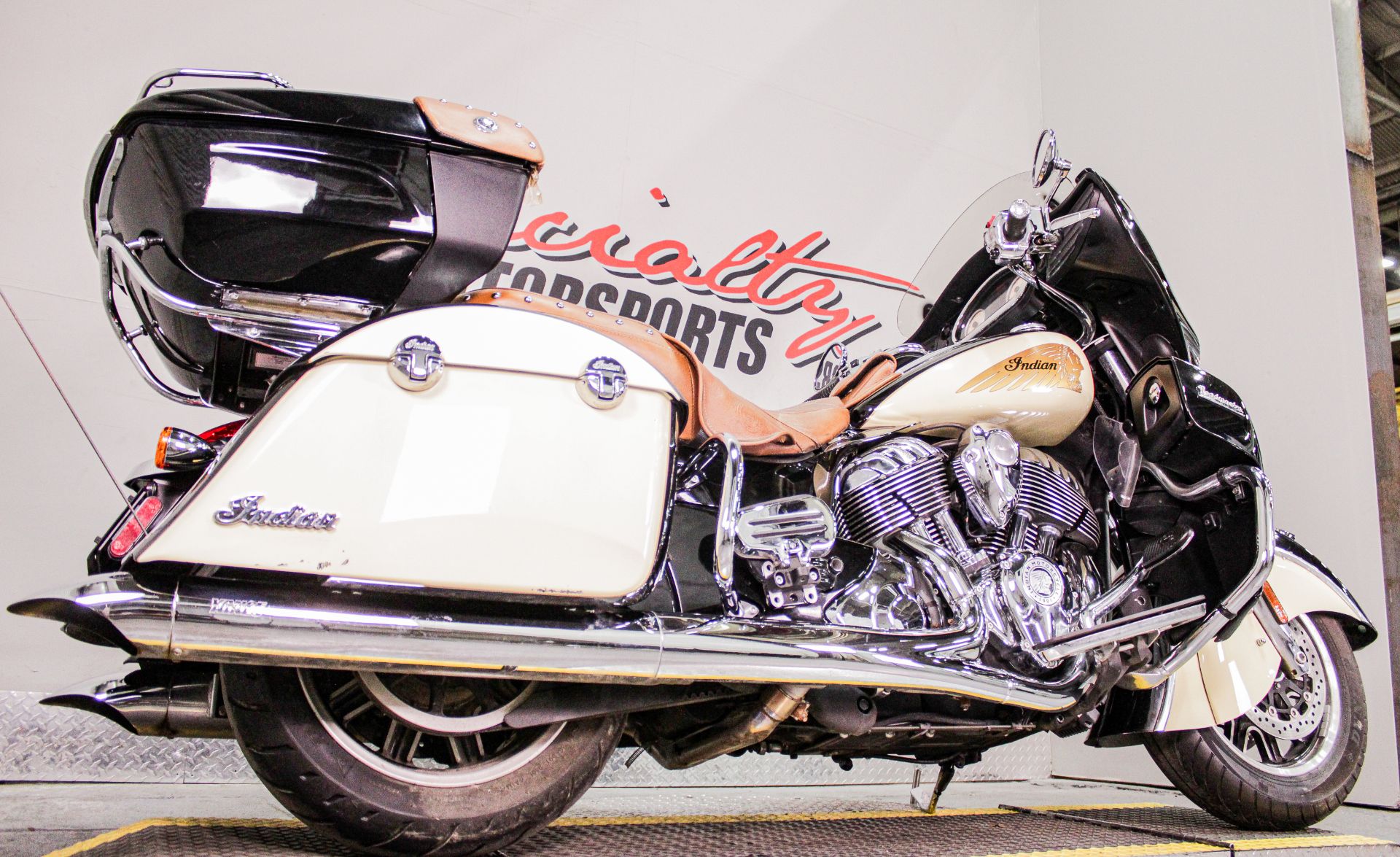 2015 Indian Motorcycle Roadmaster™ in Sacramento, California - Photo 15