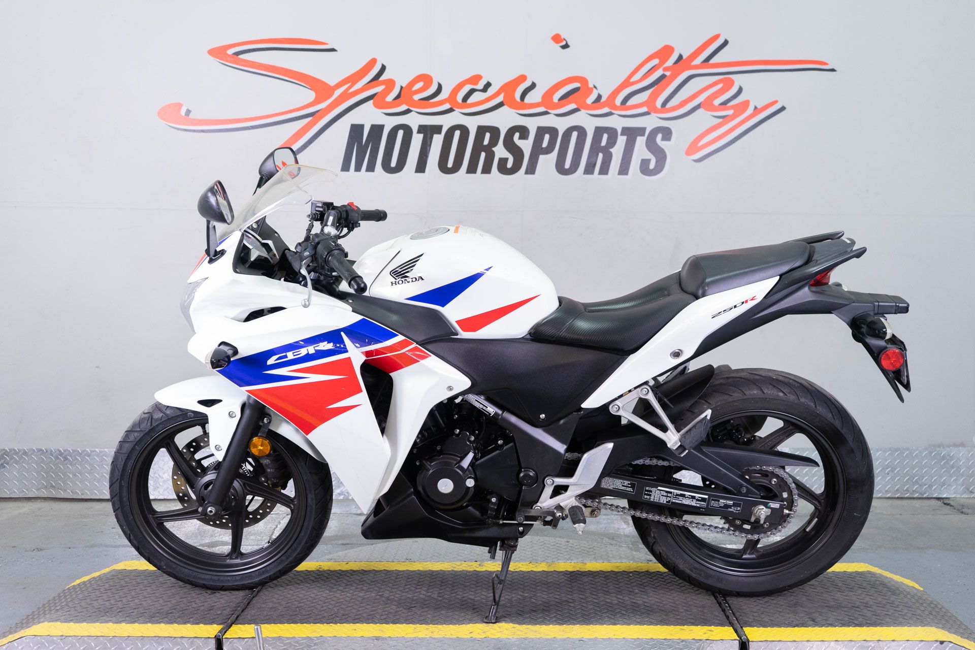 2013 Honda CBR®250R ABS in Sacramento, California - Photo 4