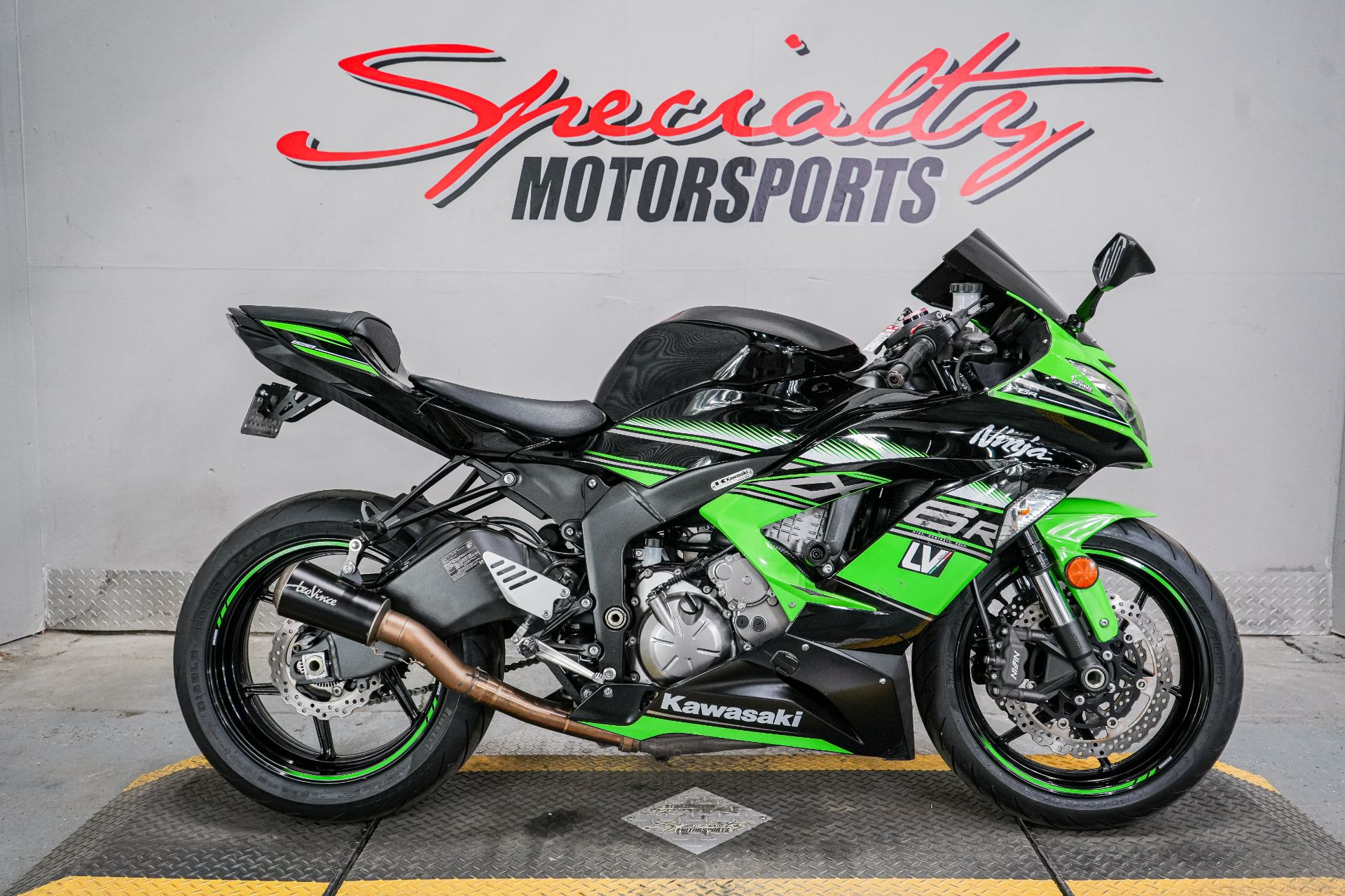 人間風車 2017年版 2017 Kawasaki Ninja ZX-6R KRT Review