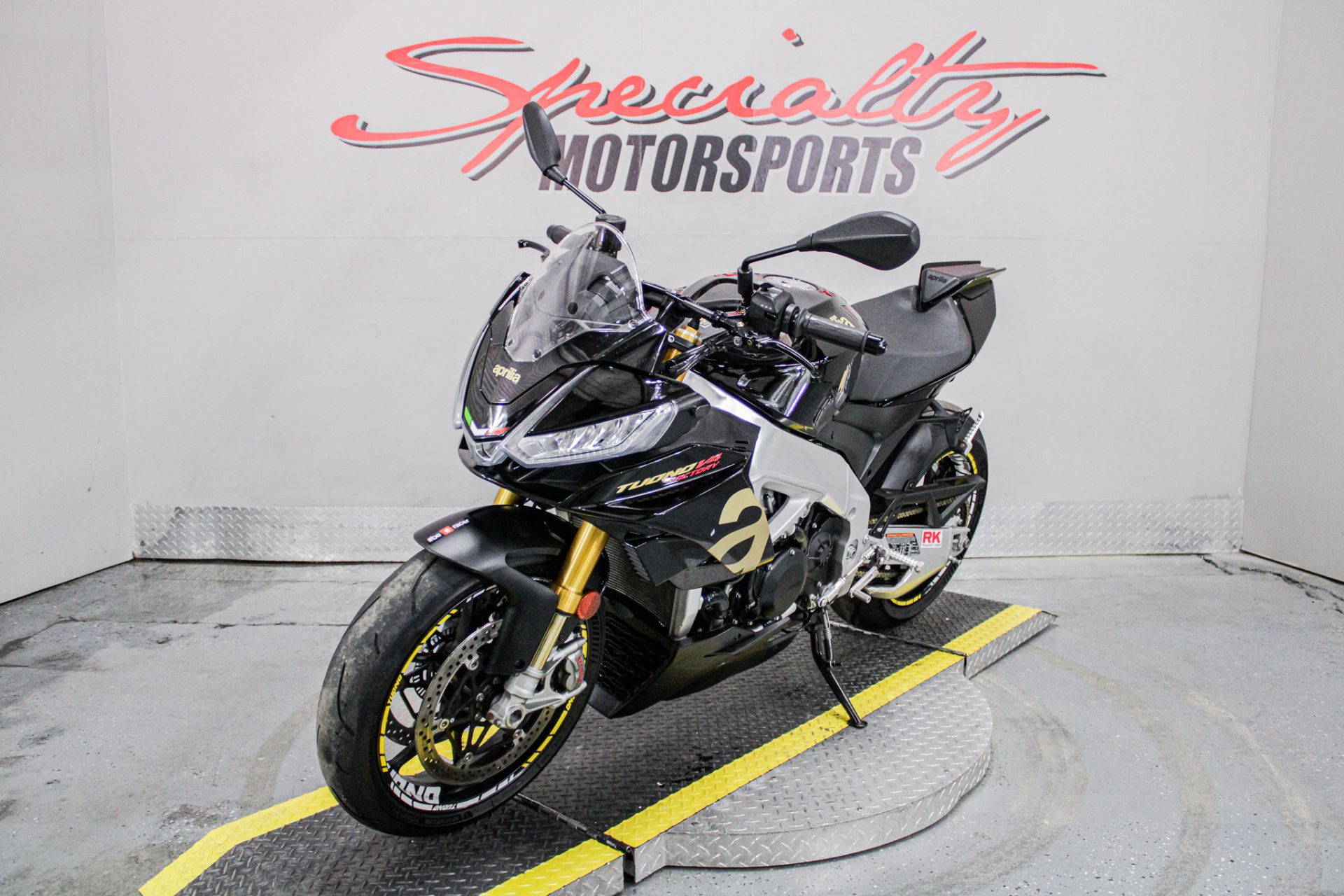 2022 Aprilia Tuono V4 1100 Factory in Sacramento, California - Photo 10