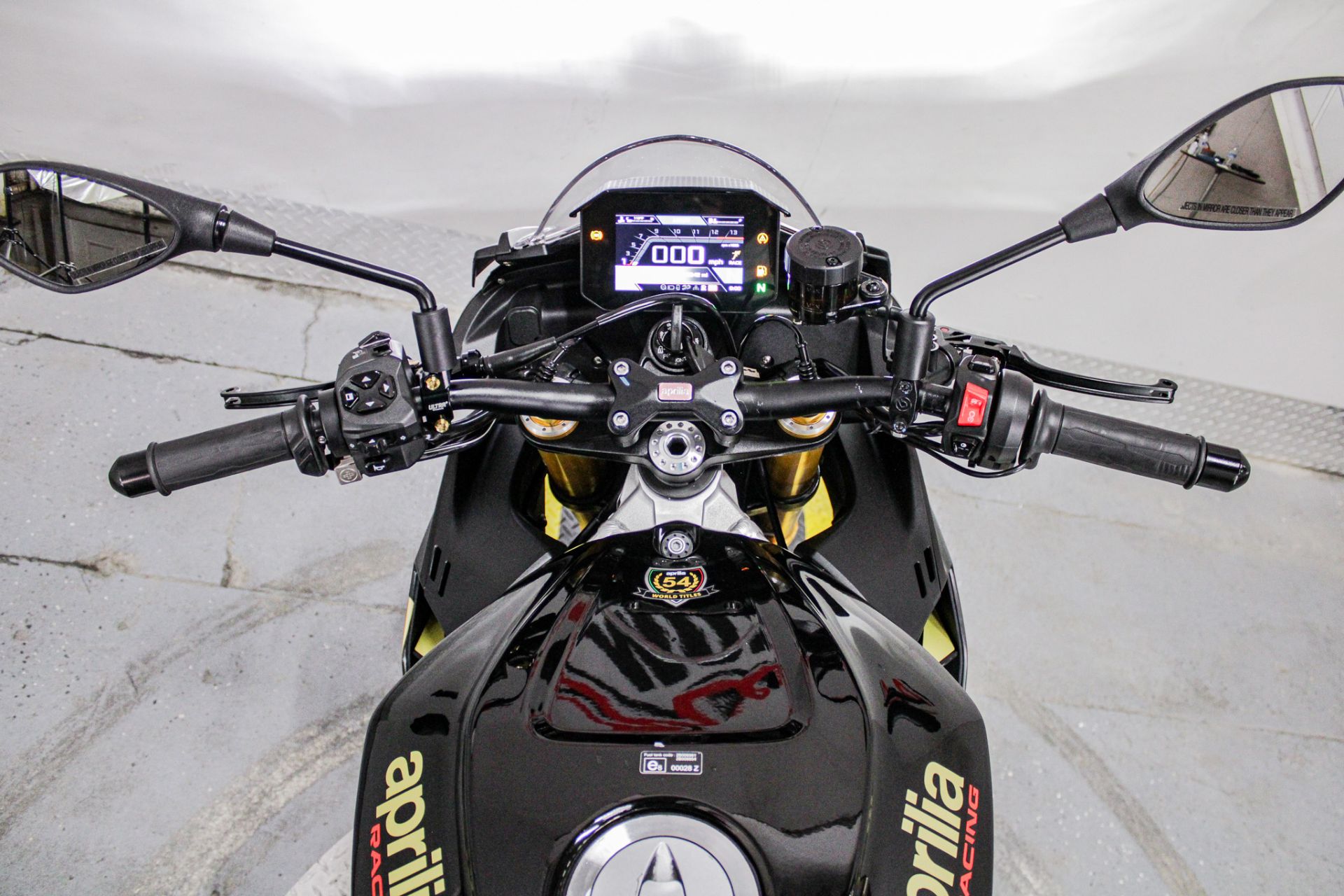 2022 Aprilia Tuono V4 1100 Factory in Sacramento, California - Photo 17
