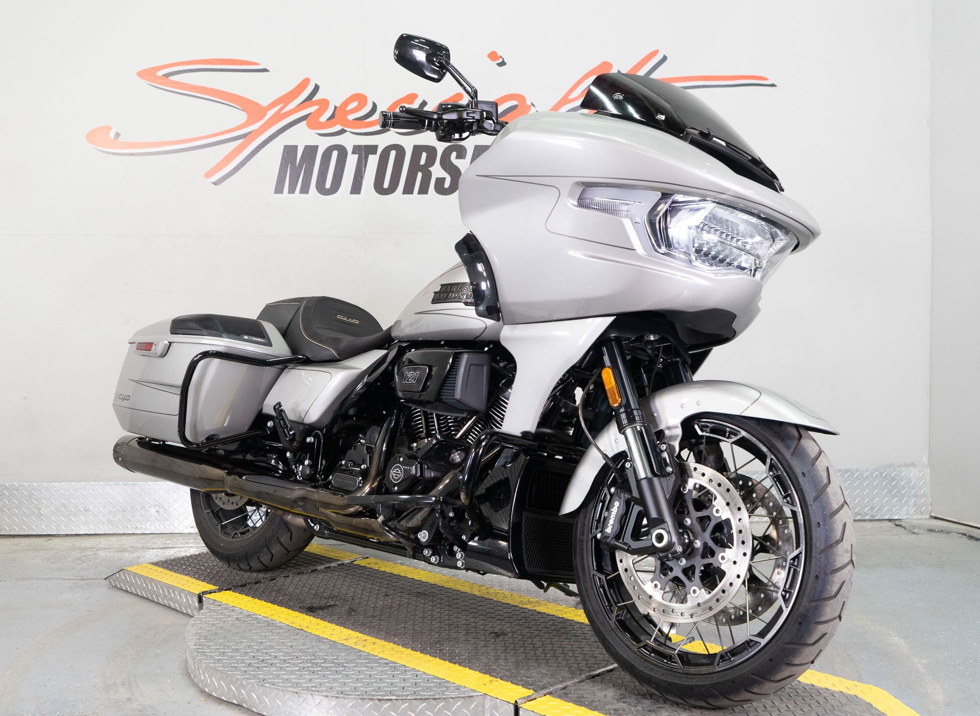 2023 Harley-Davidson CVO™ Road Glide® in Sacramento, California - Photo 2
