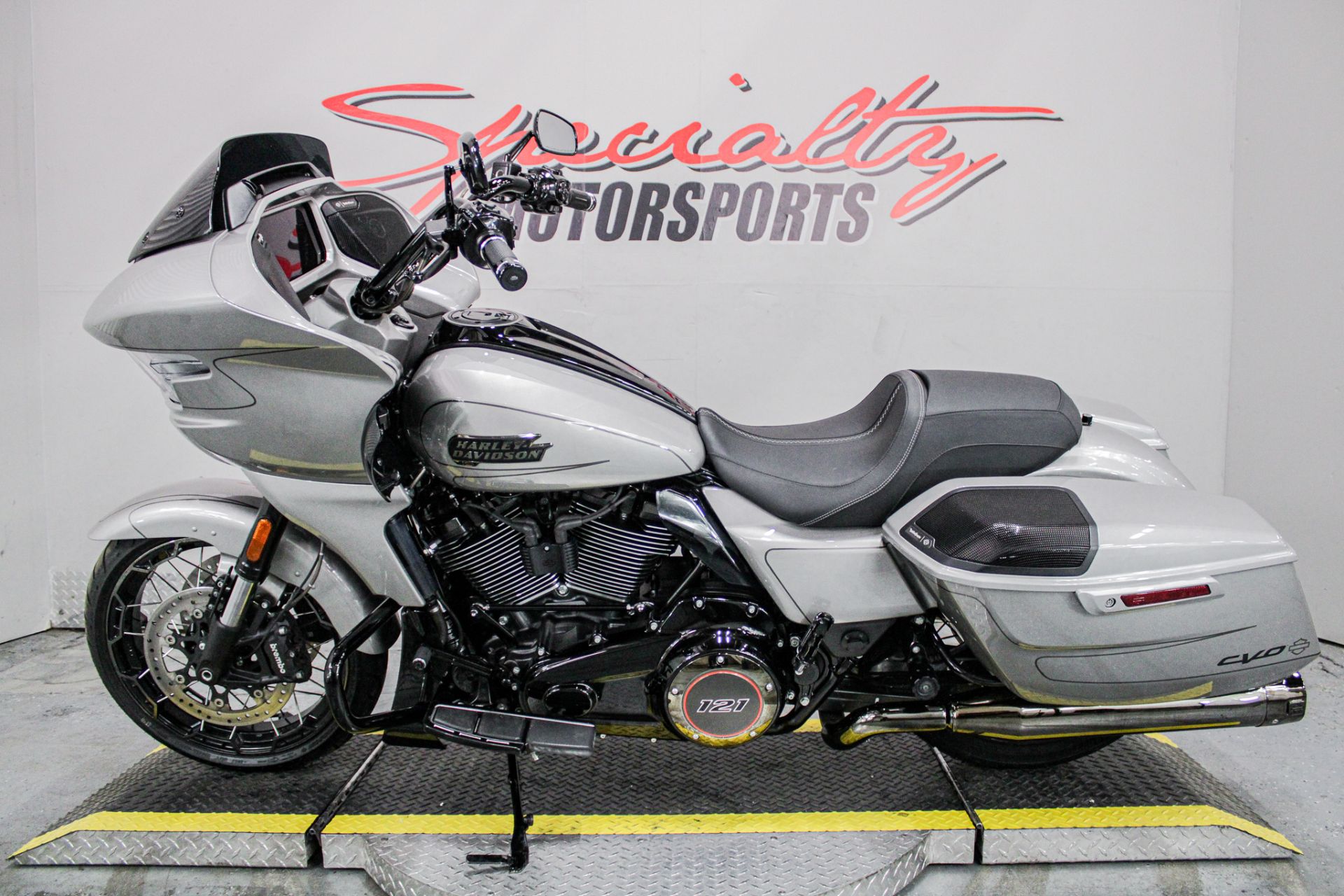 2023 Harley-Davidson CVO™ Road Glide® in Sacramento, California - Photo 8