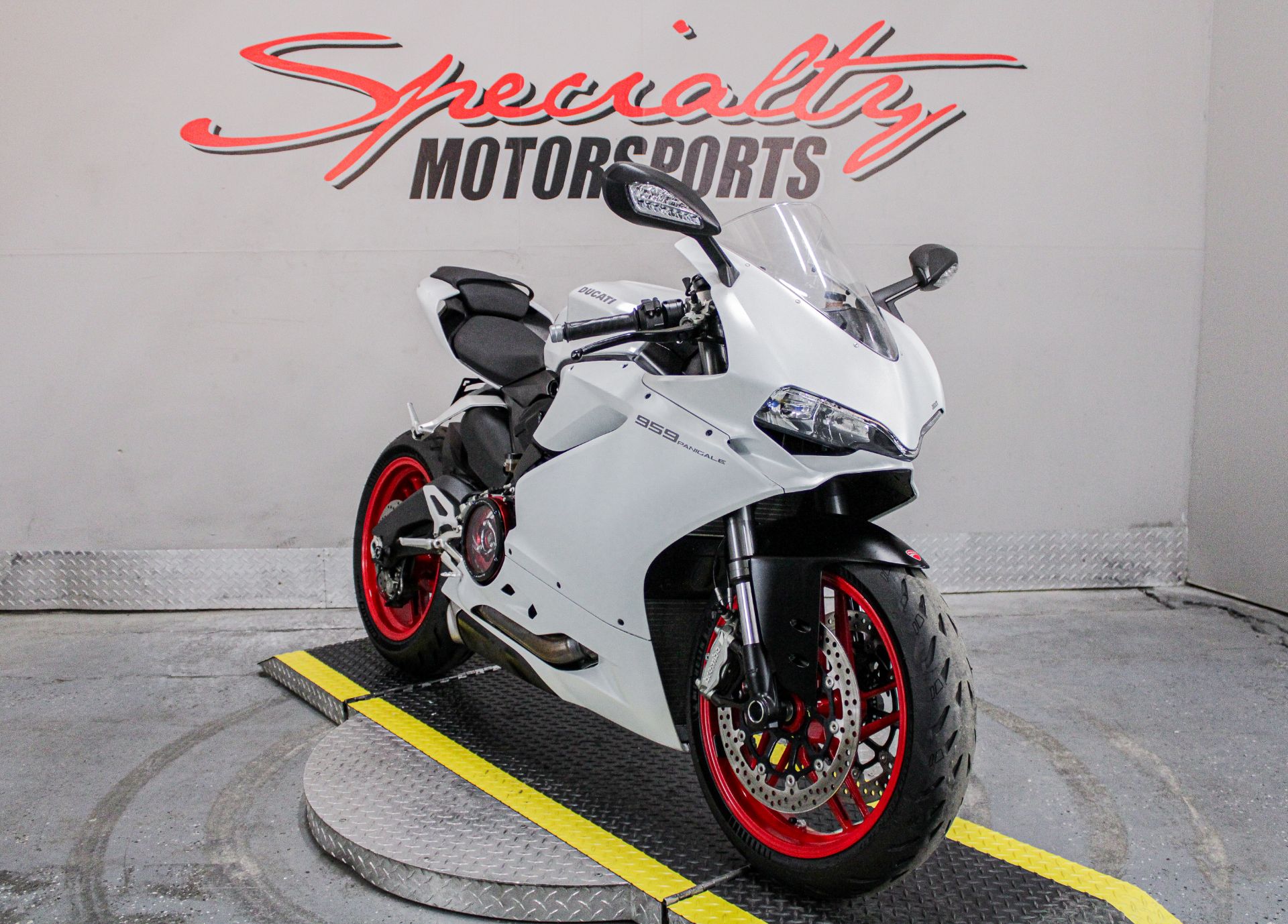 DUC002107 - 2016 - Ducati - 959 Panigale Front Right Side View - Photo 13