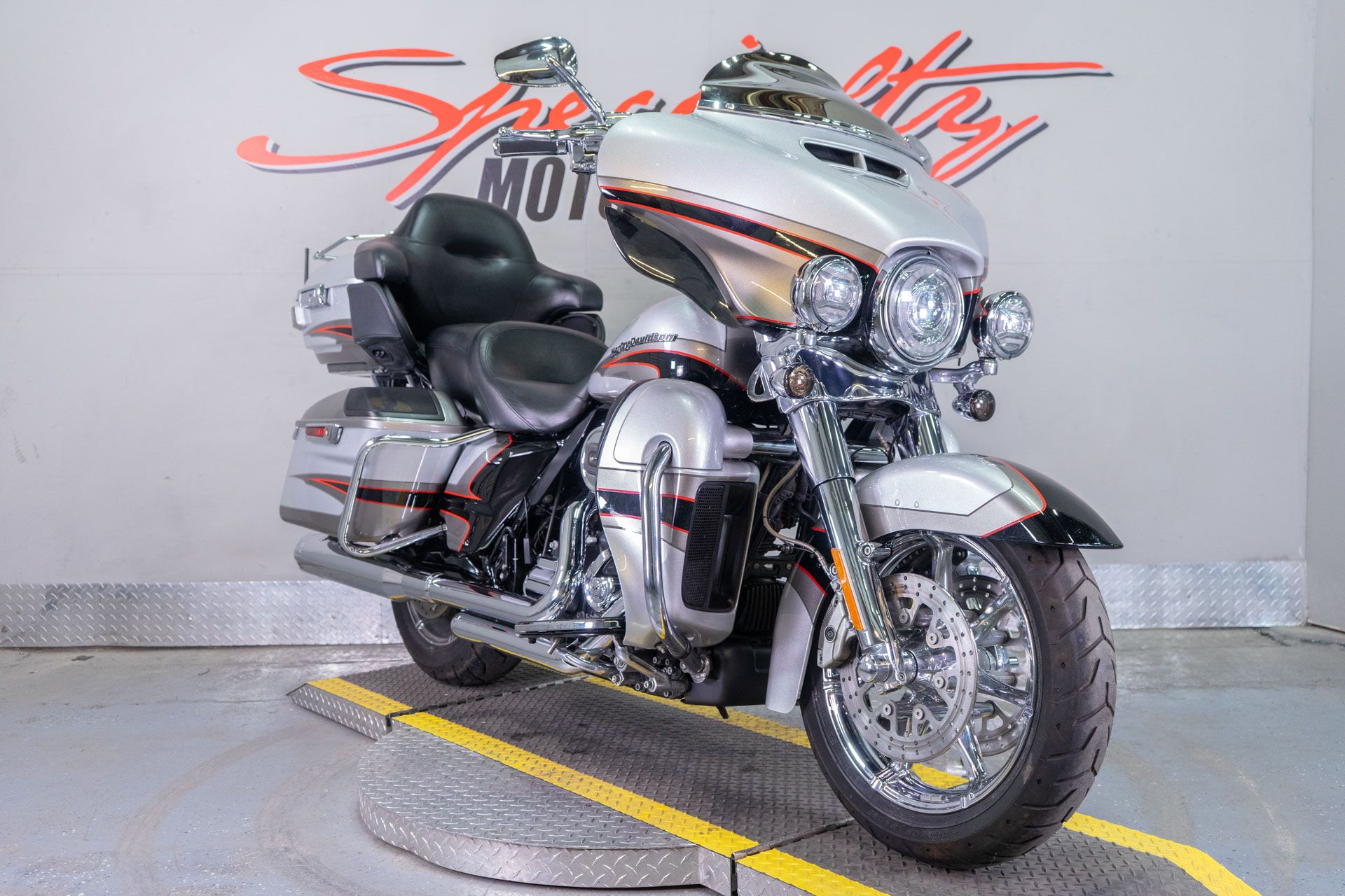 2017 Harley-Davidson CVO™ Limited in Sacramento, California - Photo 2