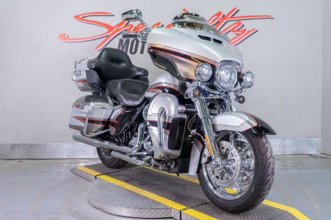 2017 Harley-Davidson CVO™ Limited in Sacramento, California - Photo 2