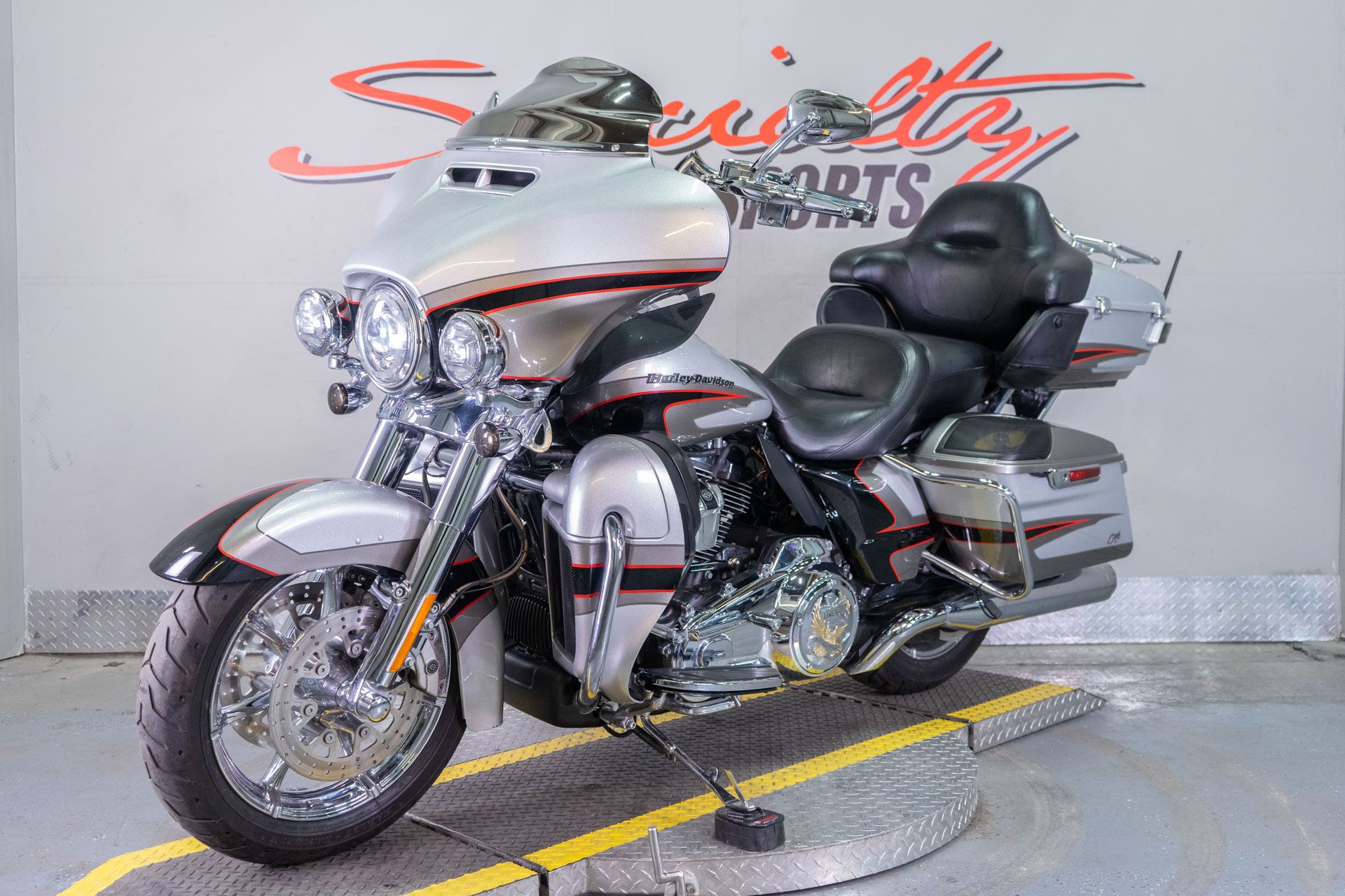 2017 Harley-Davidson CVO™ Limited in Sacramento, California - Photo 3