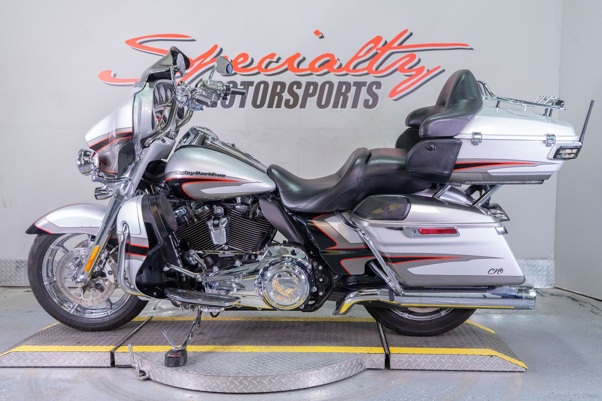 2017 Harley-Davidson CVO™ Limited in Sacramento, California - Photo 4