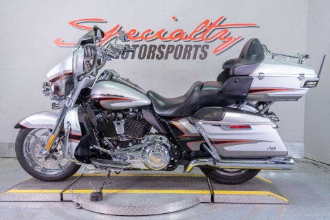 2017 Harley-Davidson CVO™ Limited in Sacramento, California - Photo 4