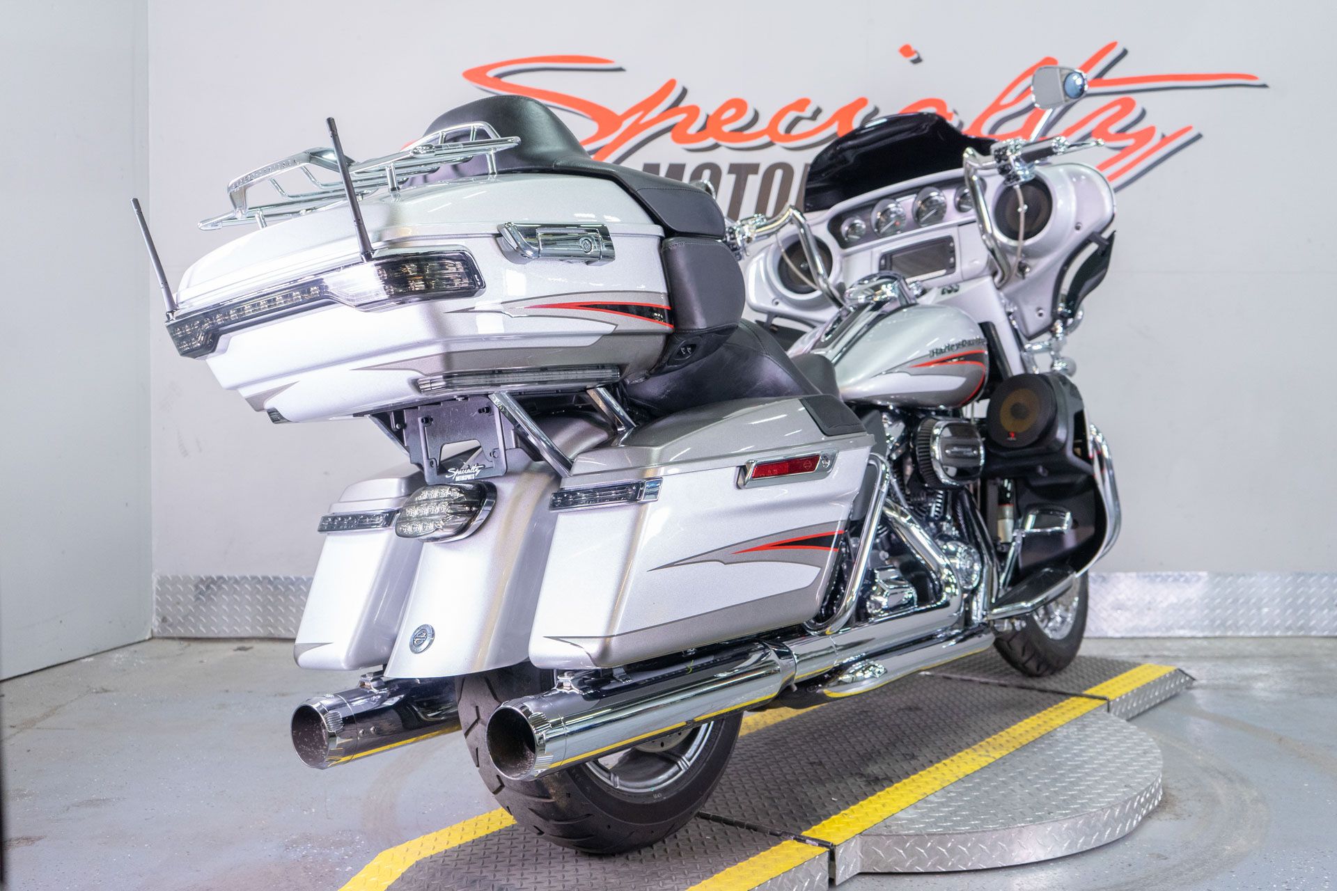 2017 Harley-Davidson CVO™ Limited in Sacramento, California - Photo 6