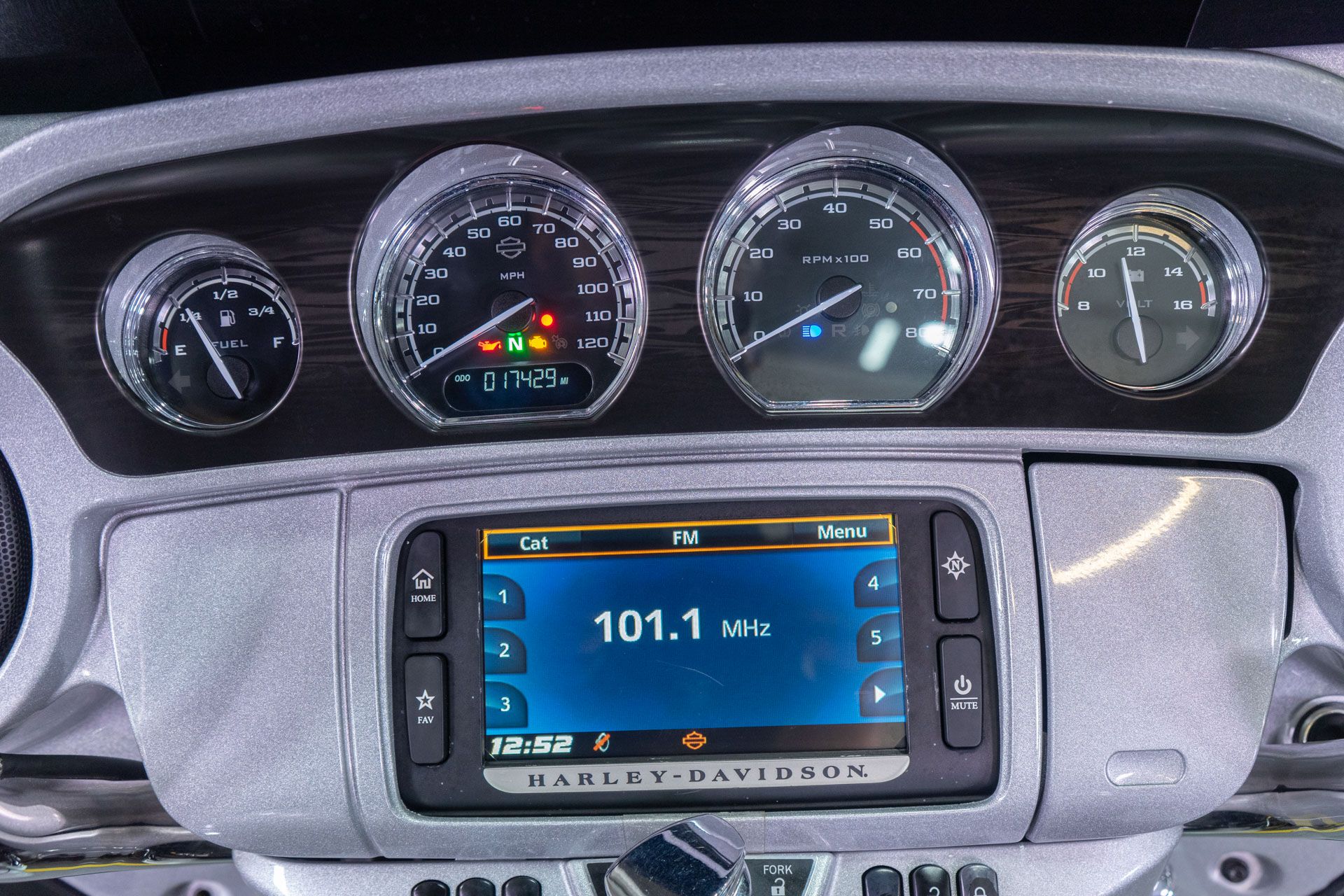 2017 Harley-Davidson CVO™ Limited in Sacramento, California - Photo 23