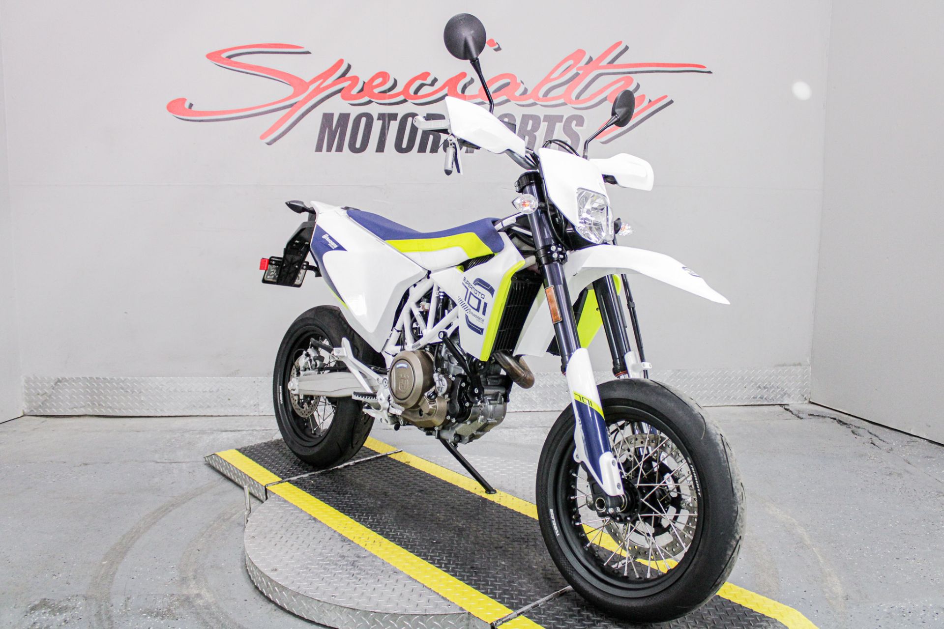 Front Right Side View - Photo 13