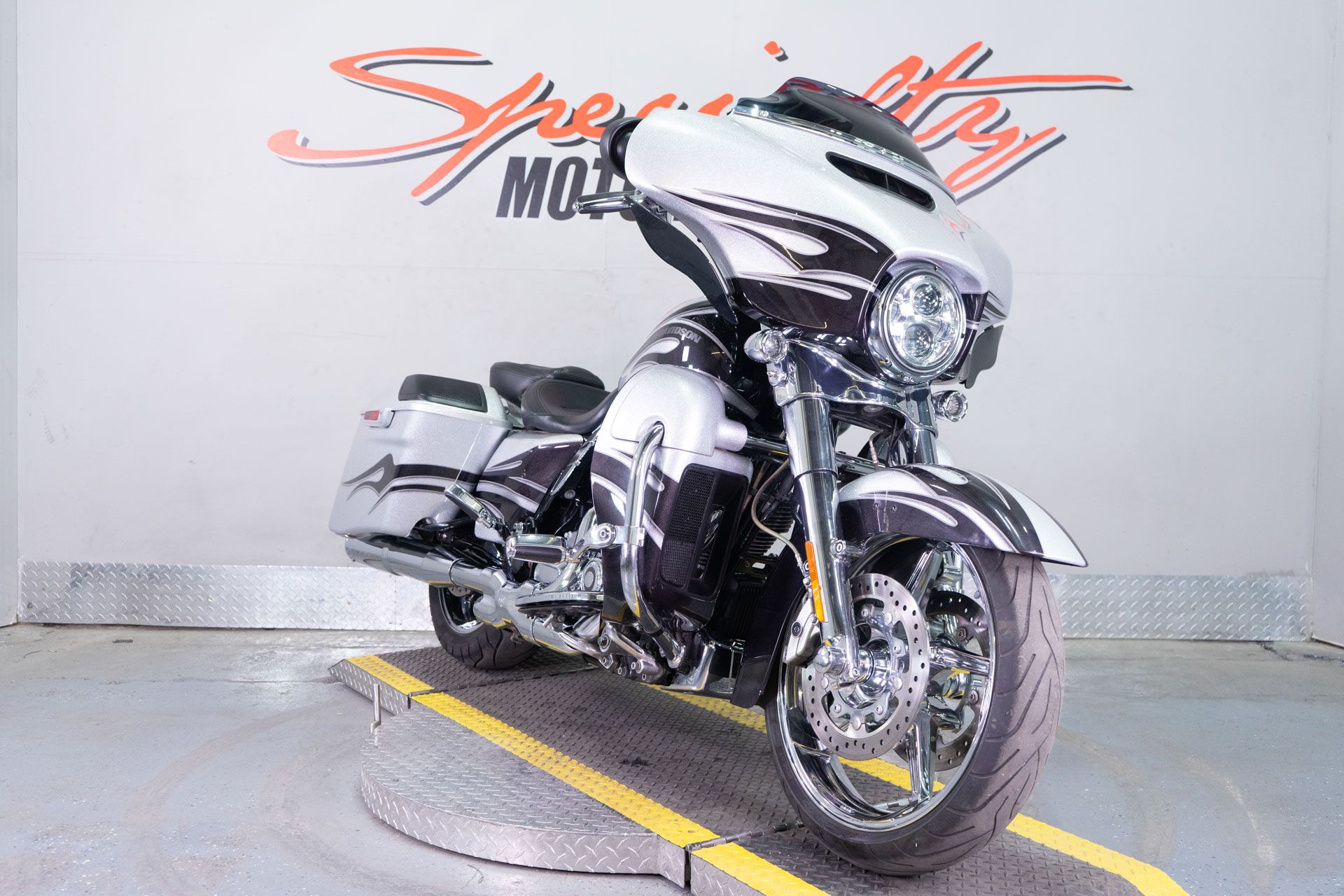 2015 Harley-Davidson CVO™ Street Glide® in Sacramento, California - Photo 2