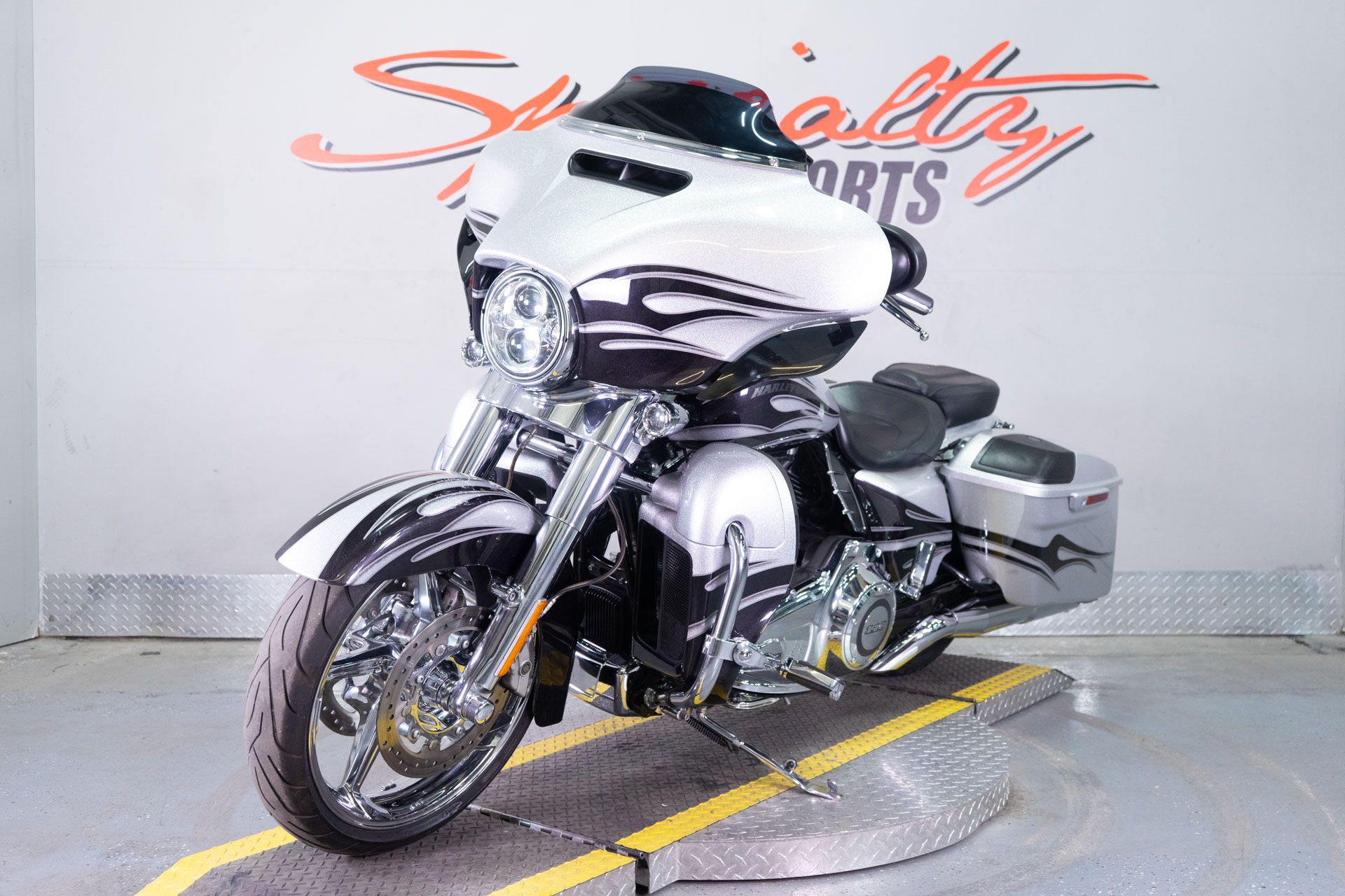 2015 Harley-Davidson CVO™ Street Glide® in Sacramento, California - Photo 3