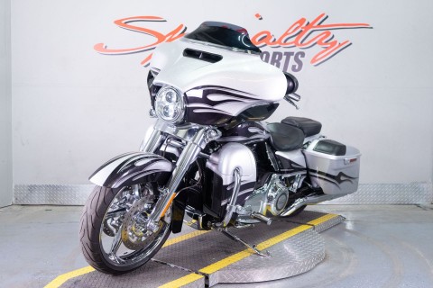 2015 Harley-Davidson CVO™ Street Glide® in Sacramento, California - Photo 3