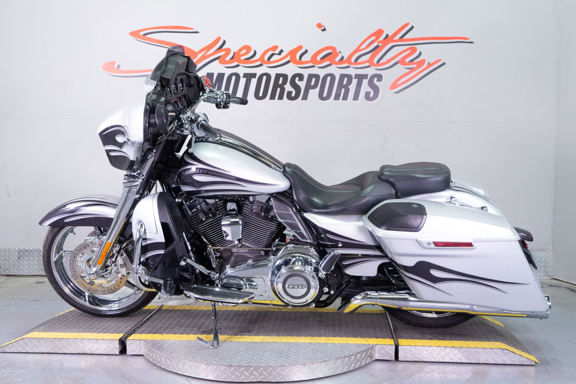 2015 Harley-Davidson CVO™ Street Glide® in Sacramento, California - Photo 4