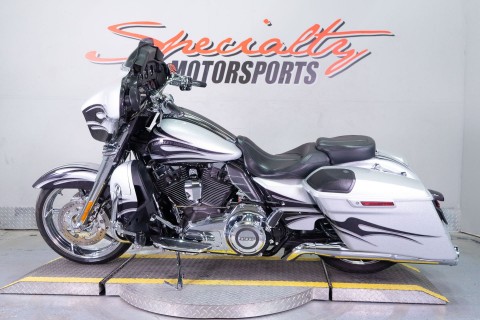 2015 Harley-Davidson CVO™ Street Glide® in Sacramento, California - Photo 4