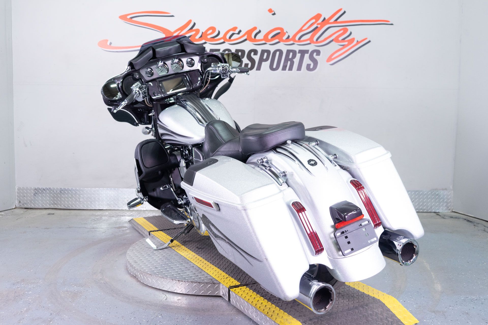 2015 Harley-Davidson CVO™ Street Glide® in Sacramento, California - Photo 5