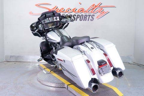 2015 Harley-Davidson CVO™ Street Glide® in Sacramento, California - Photo 5