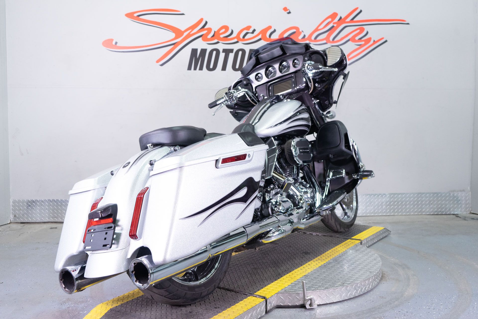 2015 Harley-Davidson CVO™ Street Glide® in Sacramento, California - Photo 6