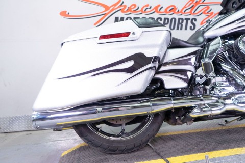 2015 Harley-Davidson CVO™ Street Glide® in Sacramento, California - Photo 8