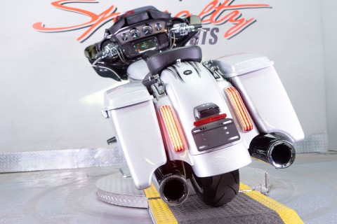 2015 Harley-Davidson CVO™ Street Glide® in Sacramento, California - Photo 16