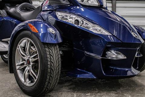 CAN000648 - 2011 - Can-Am - Spyder® RT Audio & Convenience SE5 Front Right Side Zoomed In - Photo 9