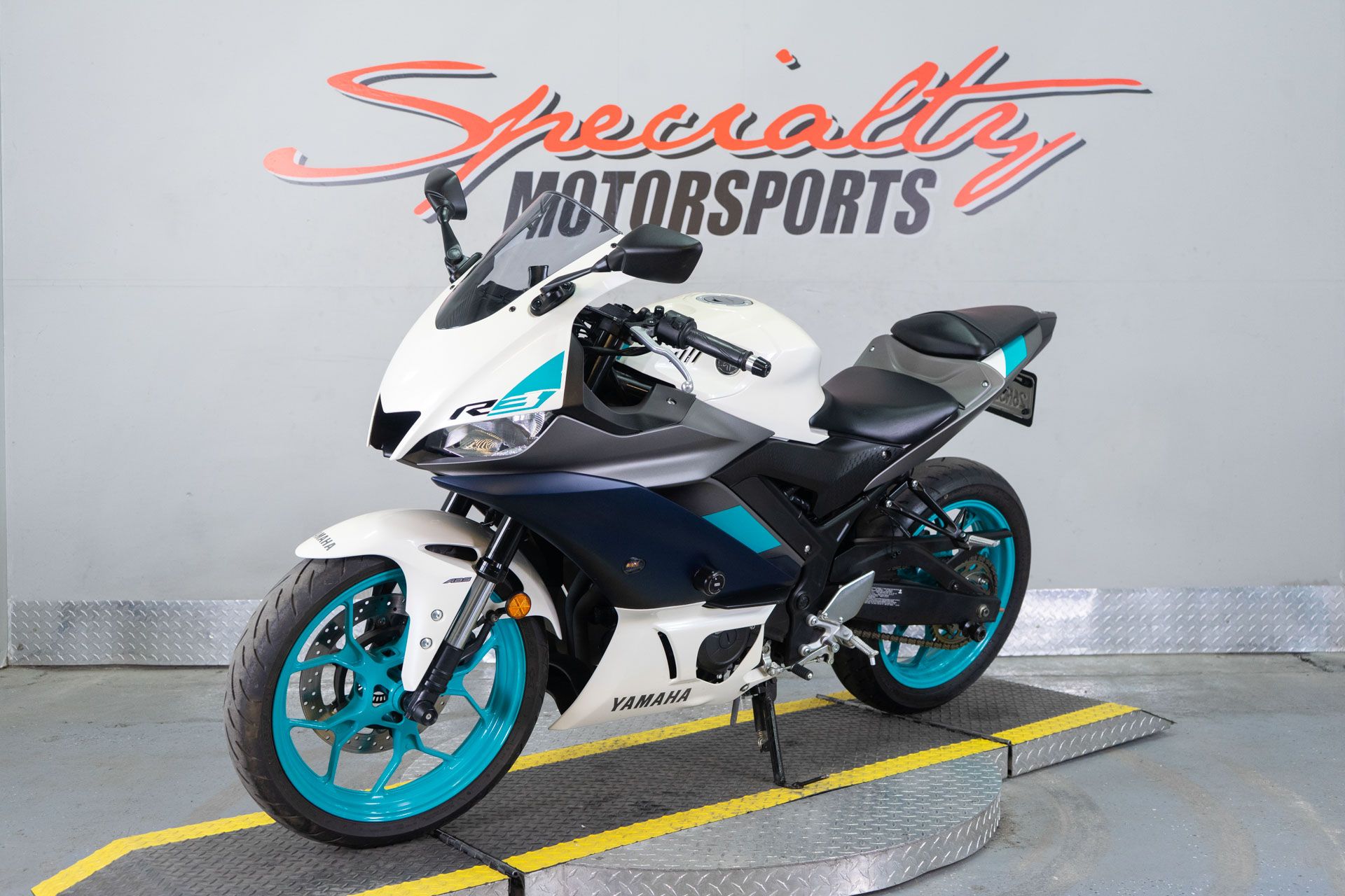 2024 Yamaha YZF-R3 in Sacramento, California - Photo 4