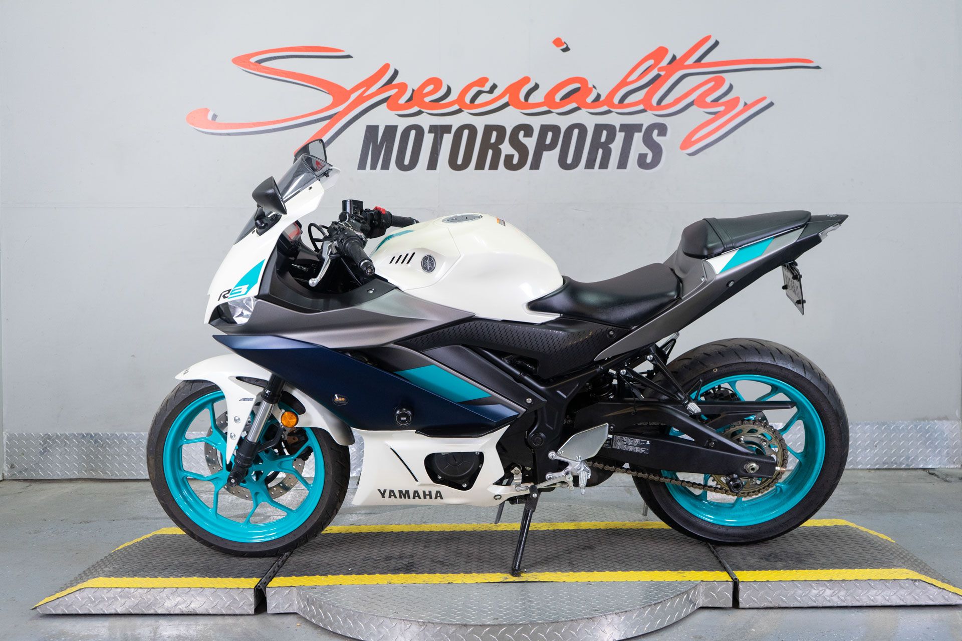 2024 Yamaha YZF-R3 in Sacramento, California - Photo 5