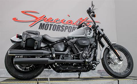 harley davidson ブラック×ホワイト×ブルー　ビンテージ Vintage Harley Davidson Motorcycle on Brick Road