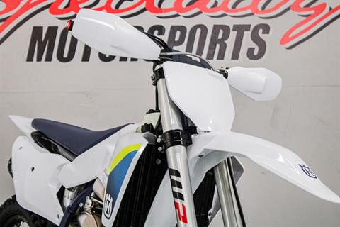 HUS386009 - 2025 - Husqvarna - TX 300 Front Right Zoomed In - Photo 14