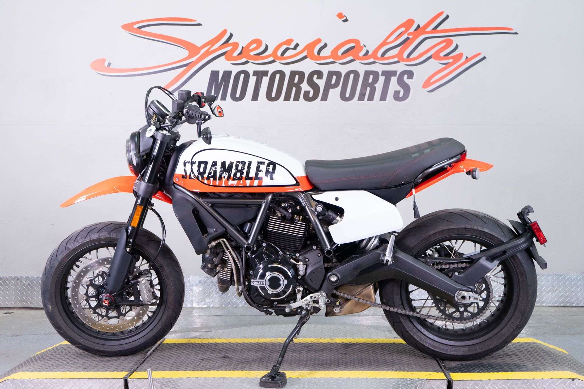 2022 Ducati SCRAMBLER URBAN MOTARD in Sacramento, California - Photo 4