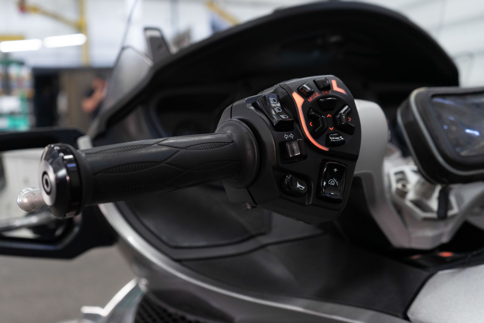 2012 Can-Am Spyder® RT Audio & Convenience in Sacramento, California - Photo 11