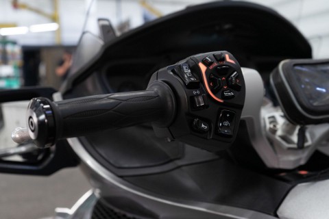 2012 Can-Am Spyder® RT Audio & Convenience in Sacramento, California - Photo 11