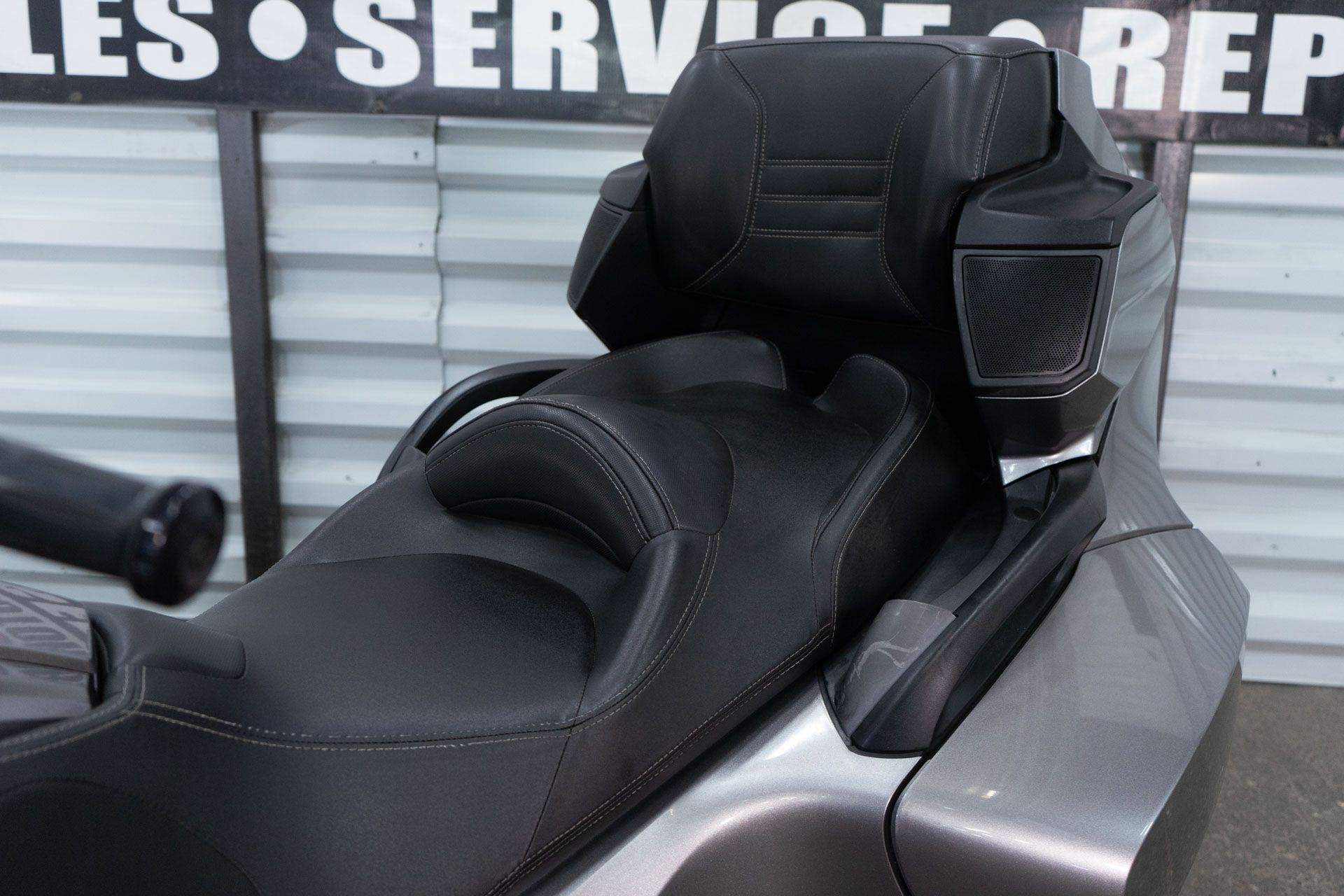 2012 Can-Am Spyder® RT Audio & Convenience in Sacramento, California - Photo 16