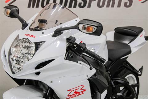 SUZ100652 - 2020 - Suzuki Motor of America Inc. - GSX-R600 Front Left Zoomed In - Photo 11