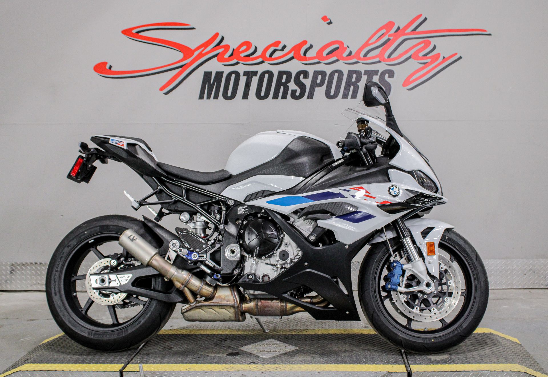 2013 BMW K1600GTL - 1649cc Standard Equipment & Specs