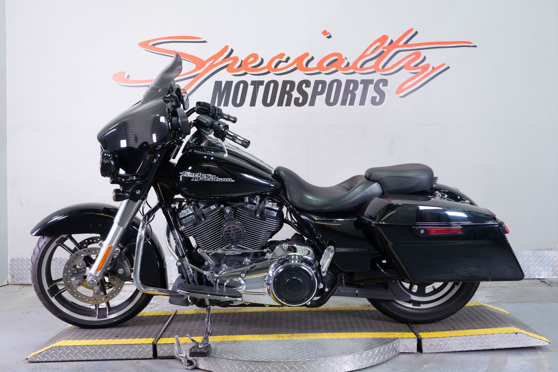 2017 Harley-Davidson Street Glide® Special in Sacramento, California - Photo 4